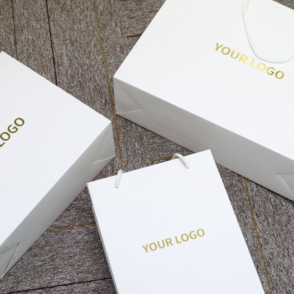 Sacos de compras personalizados roupas design de logotipo impresso em ouro sacos de embalagem de papel cartão branco para varejo