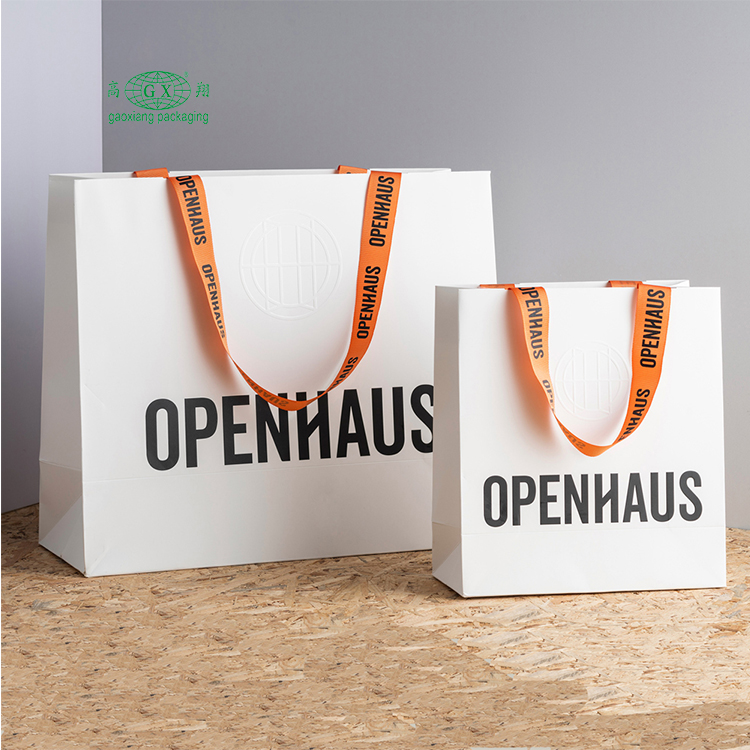 Sacos de presente com logotipo personalizado ecologicamente correto, laminado fosco, boutique, etiqueta privada, saco de papel elegante com fita dourada