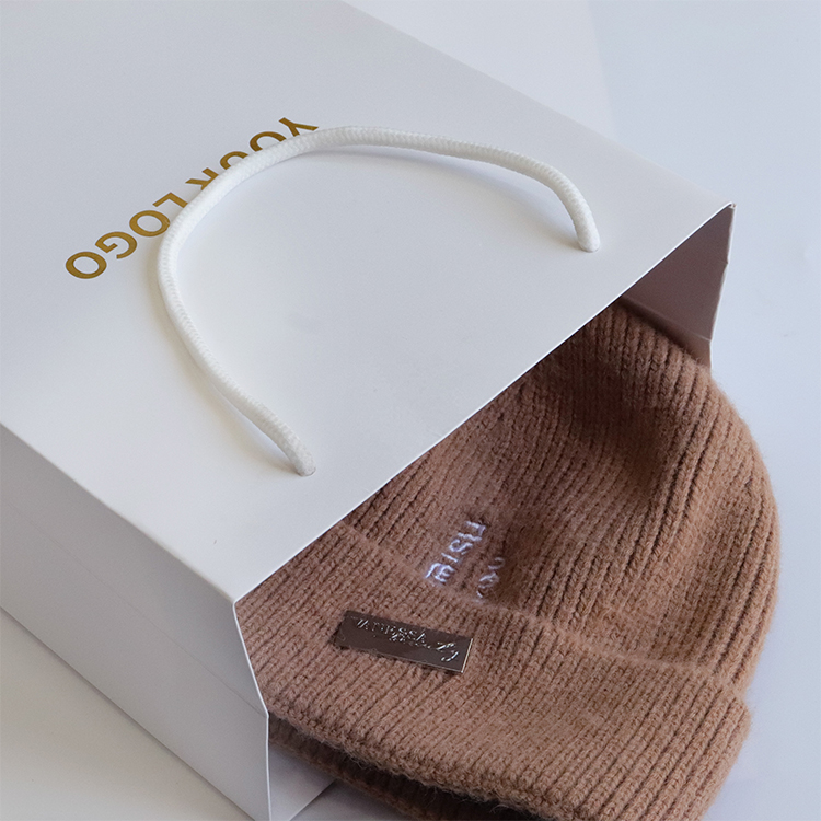 Sacos de compras personalizados roupas design de logotipo impresso em ouro sacos de embalagem de papel cartão branco para varejo