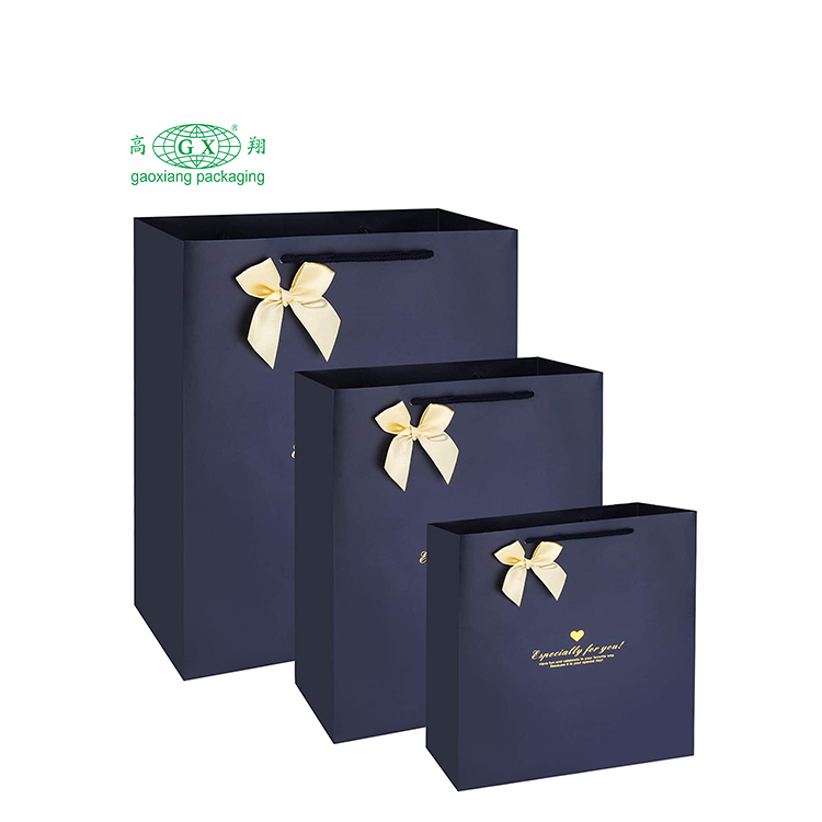 Saco de papelão impresso com logotipo azul personalizado de luxo com alça de laço de fita para caixas de compras de presentes