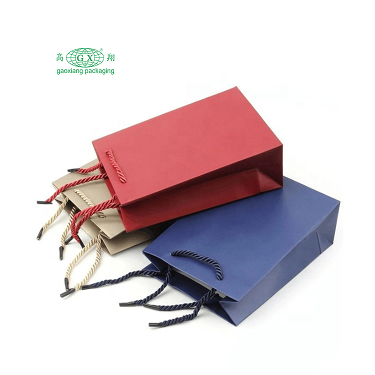 Saco de papel de alça de presente de compras de luxo saco de papel kraft de natal saco de papel personalizado